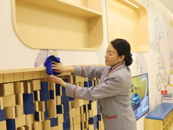 為什么現在學校都把清潔工作都外包了？